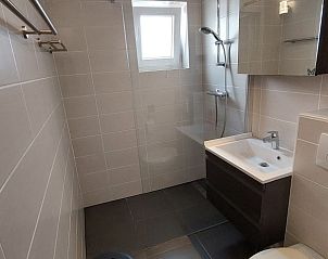 Moderne badkamer in vakantiehuis Duinendaele 272, Adinkerke, De Panne, Belgische kust.