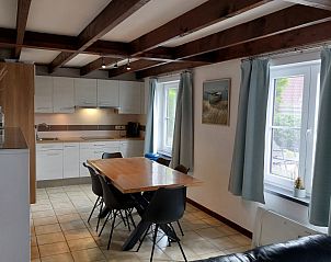 Eetkamer met uitzicht op de tuin in vakantiehuis Duinendaele 272, Adinkerke, De Panne, Belgische kust.