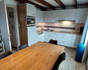 Grote eettafel in keuken van vakantiehuis Duinendaele 272, Adinkerke, De Panne, Belgische kust.