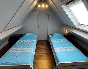 Lichte slaapkamer met dakraam in Duinendaele 272, Adinkerke, De Panne, Belgische kust.