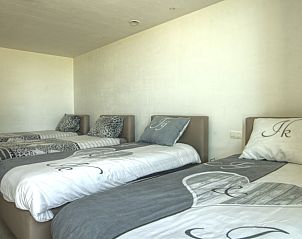 Rustgevende slaapkamer in 't Moerenzicht vakantiehuis, Westhoek, West-Vlaanderen met strak design.