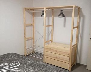 Praktische kast in slaapkamer van 't Moerenzicht vakantiewoning, Westhoek, West-Vlaanderen.