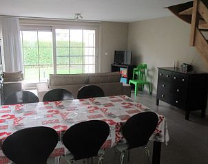 Ruime eetkamer in vakantiehuis Walhofpark 13, gelegen aan de Belgische kust in Adinkerke-De Panne.