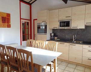 Sfeervol ingerichte hoek in Duinendaele 263, De Panne met boekenplank en decoraties.