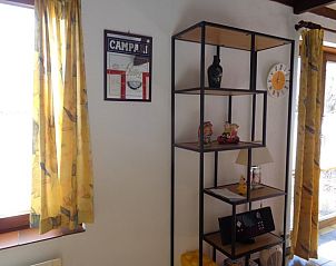 Stijlvolle badkamer in Duinendaele 263, De Panne met moderne wastafel en spiegel.