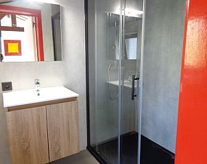 Knusse slaapkamer van Duinendaele 263 in De Panne met comfortabel bed en open kledingkast.