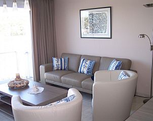 Comfortabele woonkamer in Residentie Lautrec appartement, Bredene, Belgische kust, met gezellige zithoek en decoratie.