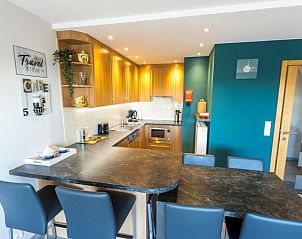 Moderne keuken in Huize Oesjoe, Bredene met ontbijtbar en stijlvolle inrichting.