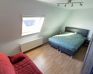 Slaapkamer in Huize Oesjoe, Bredene met tweepersoonsbed en dakraam voor veel licht.