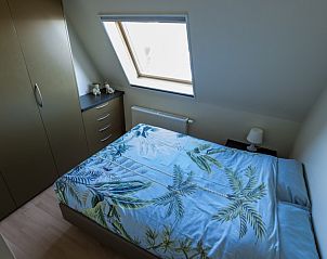 Tweede slaapkamer in Huize Oesjoe, Bredene met comfortabel bed en ruime kledingkast.