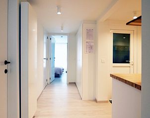 Heldere gang met houten vloer in Appartement op 120m van zee met tuin en parkeerplaats in Koksijde, Belgische kust, Belgi.