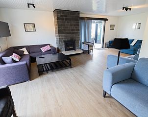 Gezellige woonkamer in Mer du Nord vakantiehuis, Breskens, Belgische kust, met comfortabele banken en moderne inrichting.