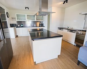 Volledig uitgeruste keuken in Mer du Nord vakantiehuis, Breskens, Belgische kust, met ruime opstelling en moderne stijl.