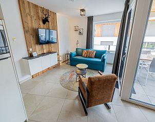 Gemtliches Schlafzimmer in Kreischberg The Exclusive 7, Ferienhaus in der Steiermark, sterreich mit moderner Einrichtung und groem Fenster.