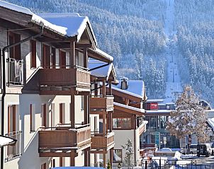 Neben dem Skilift A 5 und A 6, ein Ferienhaus in Brixen am Thale, Tirol, mit herrlichem Blick auf schneebedeckte Berge und Skilifte.