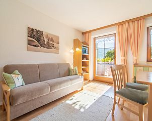 Lichte woonkamer in Schleicherhof II vakantiehuis, Strass im Zillertal, Tirol, met uitzicht op terras en bergen.