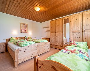 Gemtliches Schlafzimmer im Appartement Leonie, Schwendau, Tirol mit Holzausstattung und bequemen Betten.