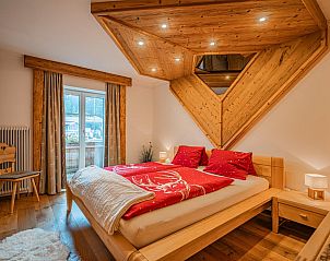 Genieen Sie die Ruhe und den Frieden auf der Terrasse von Hilde XL, einem charmanten Ferienhaus in Kirchdorf in Tirol, umgeben von sterreichs schner Natur.