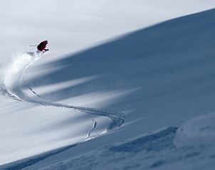 Chalet Faltri in Ladis, Tirol biedt een prachtig uitzicht op besneeuwde bergen, ideaal voor skirs en natuurliefhebbers.