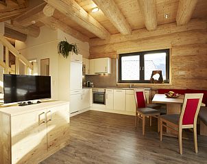 Gezellige woonkamer in Chalet Faltri, een vakantiehuis in Ladis, Tirol, met houten interieur en moderne keuken.