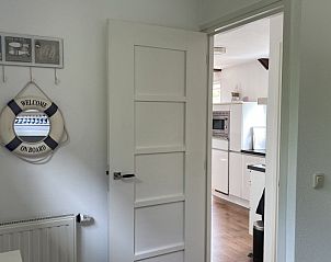 Hal van Havenhuisje in Terherne, vakantiehuis met nautische decoratie aan Sneekermeer.