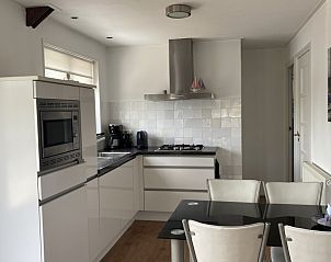 Eetgedeelte en keuken in Havenhuisje, vakantiehuis in Terherne, perfect voor maaltijden met uitzicht op Sneekermeer.