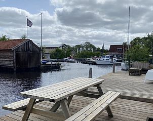 Picknicktafel op het terras van Havenhuisje, vakantiehuis in Terherne met uitzicht op de Friese meren.