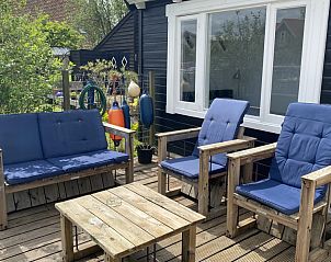 Zitgedeelte buiten bij Havenhuisje, vakantiehuis in Terherne aan het Sneekermeer, ideaal voor ontspanning.