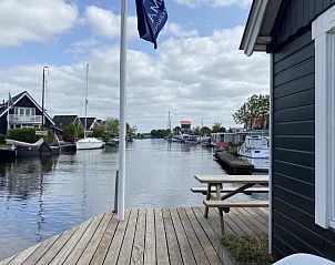 Uitzicht vanaf het terras van Havenhuisje in Terherne, vakantiehuis met panoramisch uitzicht over Sneekermeer.