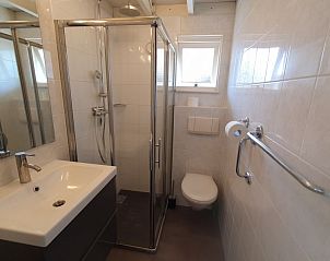 Moderne badkamer in vakantiehuis De Koumelker, Terherne, Sneekermeer. Comfortabele douche en wastafel in de Friese meren.