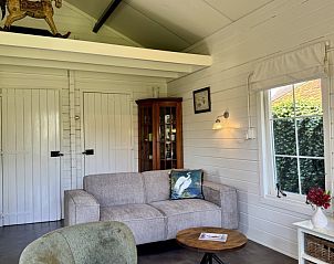 Gezellige binnenruimte in vakantiehuis De Koumelker in Terherne, Sneekermeer. Comfortabele zithoek met landelijke charme en veel natuurlijk licht.