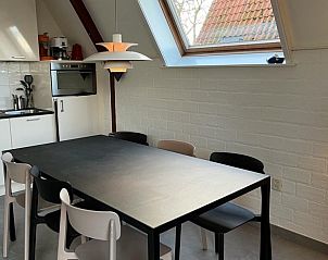 Keuken en eetruimte in Bungalow Sneekermeer, Goingarijp, met moderne inrichting en veel lichtinval, ideaal voor een vakantie aan de Friese meren.