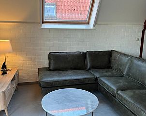 Gezellige woonkamer in Bungalow Sneekermeer, Goingarijp. Comfortabele zithoek met natuurlijk licht en moderne inrichting nabij Friese meren.