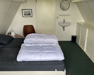 Sfeervolle slaapkamer in Bungalow Sneekermeer, Goingarijp, gelegen aan de Friese meren, ideaal voor een ontspannen verblijf.