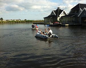 Genieten van watersport bij Albatros2 vakantiehuis, gelegen aan het Sneekermeer in Offingawier.