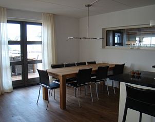 Eetruimte in Albatros2 vakantiehuis in Offingawier, ideaal voor een verblijf aan de Friese meren.