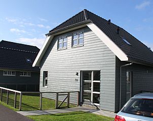Comfortabele slaapkamer in Villapark Sneekermeer Villa 78, vakantiehuis in Sneek, Friese meren met tweepersoonsbed.