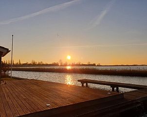 Zonsondergang bij Villa De Potten 93, vakantiehuis aan het Sneekermeer in Offingawier.