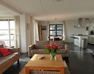 Binnenruimte van Villa De Potten 93, vakantiehuis in Offingawier met gezellige woonkamer en keuken.