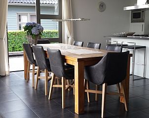 Eetkamer van Villa De Potten 93, vakantiehuis in Offingawier met moderne keuken en ruime tafel.