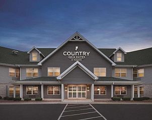 Guest house 12125501 • Apartment Midwesten • Country Inn & Suites by Radisson, Germantown, WI 
