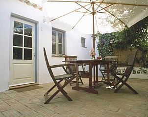 Geniet van de rust op het terras van Monte Rosa - Huisje 3 in Baro de So Joo, Algarve, Portugal.