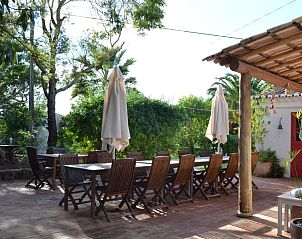 Ontspan op het terras van Monte Rosa - Huisje 3 in Baro de So Joo, Algarve. Geniet van de serene natuur en rustieke charme.