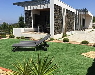 Vacation home in Cela Velha with sunny terrace and deck chairs, located in the picturesque Vale do Tejo, Portugal.