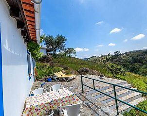 Ferienhaus in Sao Martinho das Amoreiras, Alentejo, Portugal, umgeben von ppiger Natur und atemberaubender Aussicht auf die grne Landschaft.