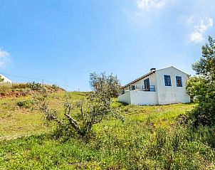 Gemtliches Wohnzimmer im Ferienhaus in Sao Martinho das Amoreiras, Alentejo, Portugal mit Holzbalkendecke und gemtlichen Mbeln.