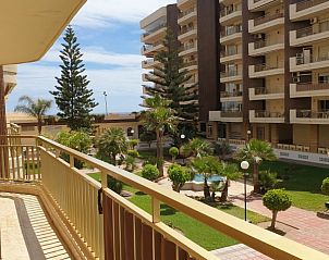 Veranda van Appartement Fuengirola Costa Del Sol met uitzicht op groene tuin in Zuid-Spanje.