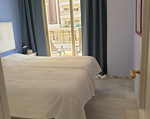 Slaapkamer in Appartement Fuengirola Costa Del Sol met uitzicht op het balkon, gelegen in het zonnige Fuengirola, Zuid-Spanje.