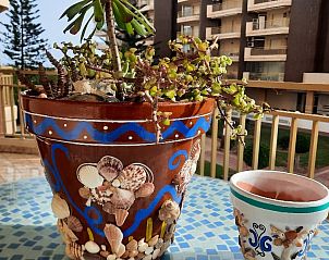 Geniet van het zonnige terras van Appartement Fuengirola Costa Del Sol met uitzicht over de stad in Zuid-Spanje.