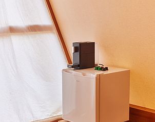 Glamping Tipi Almadraba in Conil de la Frontera biedt een stijlvolle binnenruimte met een moderne koffiemachine en koelkast.